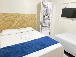 Pokój z 2 łóżkami i telewizorem w pokoju w obiekcie Pousada Açude Velho w mieście Campina Grande