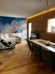 ein Wohnzimmer mit einem Tisch und einem Sofa in der Unterkunft Le Chappart in Les Carroz d'Araches