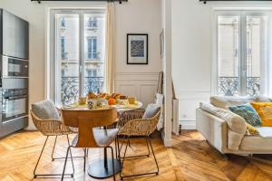 a living room with a table and a couch at T2 Haussmannien renovated in Paris - Welkeys in Paris