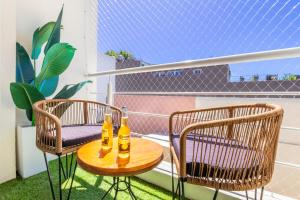 dos botellas de cerveza sentadas en una mesa en un balcón en Trendy Apartments in Palermo en Buenos Aires