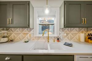 A kitchen or kitchenette at Walk To Cherry Street, Utica Sq, Pets & Hot Tub!