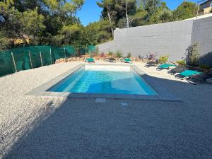 Swimming pool sa o malapit sa Villa au pied de la sainte Victoire