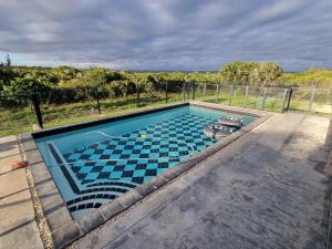 una piscina con vistas al océano en SkatKus Eco Estate, en Stilbaai-Wes