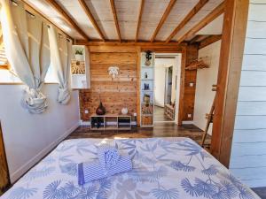 a bedroom with a bed in a room at L'insolite MANAP'TIPIK in Saint-Joseph