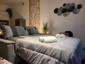 Ένα ή περισσότερα κρεβάτια σε δωμάτιο στο La Gardenia Deluxe Apartment