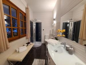 Ένα μπάνιο στο La Gardenia Deluxe Apartment +26 φωτογραφίες