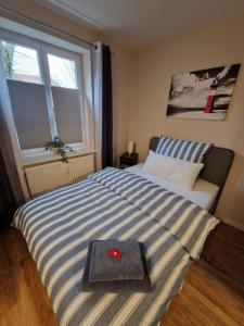 een slaapkamer met een bed met een rode strik erop bij Katrins-Wohntraum in Rendsburg