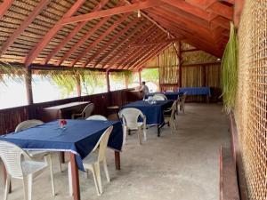 een groep tafels en stoelen in een paviljoen bij Million Dollar View in Luganville