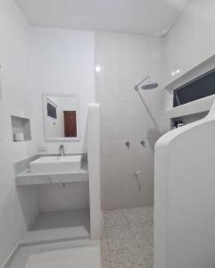 bagno bianco con lavandino e doccia di Casa Azul Cielo a Dzilam de Bravo