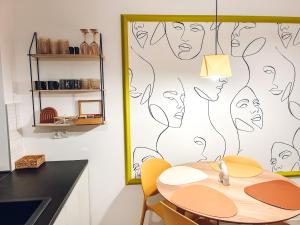 jadalnia ze stołem i żółtymi krzesłami w obiekcie Art Place w Tomaszowie Mazowieckim