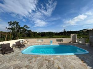 a swimming pool in the middle of a patio at Recanto Vó Rosa in Socorro
