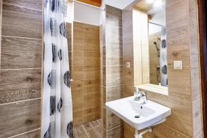 NyékládházaにあるDeák Apartmanの洗面台と鏡のあるバスルーム