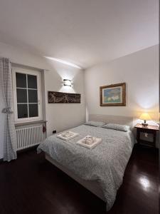 - une chambre avec un lit et 2 serviettes dans l'établissement Dall’antiquario, à Parme