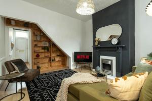 a living room with a couch and a fireplace at NEW DEALS - Spacious, Stylish Home - Wi-Fi, Smart TV, Parking & Outdoor Area in Leicester