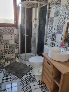 een badkamer met toilet, wastafel en douche bij Bel appartement avec piscine privative à 150m de la plage 6 couchages in Le Barcarès +13 foto's