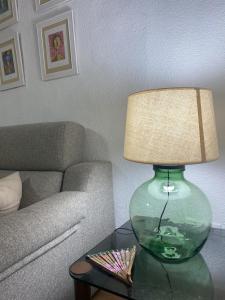 een lamp op een tafel naast een bank bij Casa Veva Tradición- Siles-Hasta 6 pers in Siles