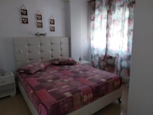sypialnia z dużym łóżkiem i oknem w obiekcie Résidence Sayadi - Chatt Meriam - Sousse w mieście Port El Kantaoui