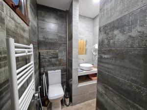 提比里斯的住宿－Apart10 "Capture Old Tbilisi Spirit"，一间带卫生间和水槽的浴室