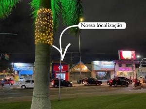 Znak uliczny na palmie na parkingu w obiekcie Pousada Açude Velho w mieście Campina Grande