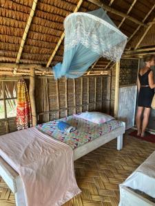 een bed in een kamer met een net bij Million Dollar View in Luganville