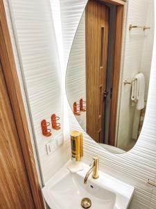 a bathroom with a sink and a large mirror at Art Place in Tomaszów Mazowiecki