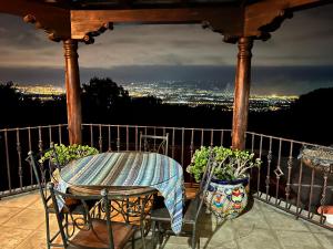 cenador con mesa y sillas en el balcón en Casa Harding en Guatemala