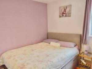 1 dormitorio pequeño con 1 cama con una foto en la pared en Entire Flat Free Parking Quiet Area *Self-Check In, en Headingley