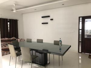 Fotografie z fotogalerie ubytování Posh Villa 3 bed 3 bath ac , 2 kitchen , Dining, living room , family room , in TVM , Kowdiar, please contact host refeekhm at yah dot com or refeekhm at gmai el dot com please don't pay without contacting host v destinaci Trivandrum + 11 fotografií