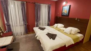 Łóżko lub łóżka w pokoju w obiekcie HOTEL - Pałac Słonowice