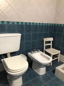 y baño con aseo y lavamanos. en Prana Eco hospedaje en Córdoba