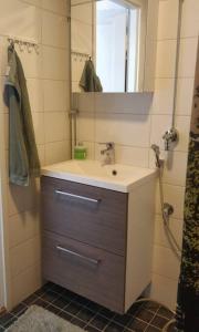 Bathroom sa Top floor spacious apt in heart of Kallio