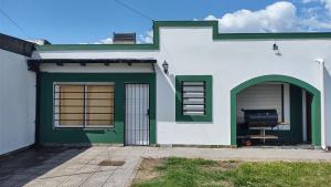 Casa blanca y verde con parrilla en Departamento en Necochea, en Necochea