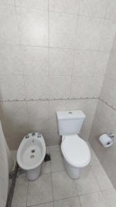 un baño con inodoro y bidé en Departamento en Necochea, en Necochea 2 fotos más