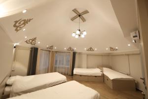 Cozy Hostel tesisinde bir odada yatak veya yataklar