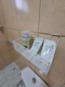un estante sobre un inodoro en el baño en Complejo Las Flores a 5 min de Termas Chajari en Chajarí