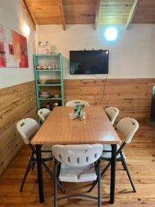 a dining room with a wooden table and chairs at Cabañas Namoncahue in Pucón