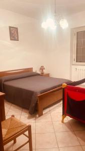 ein Schlafzimmer mit einem großen Bett und einem Stuhl in der Unterkunft Ferienhaus Bella Vista in Villarios