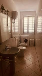ein Bad mit einem WC und einem Waschbecken in der Unterkunft Ferienhaus Bella Vista in Villarios