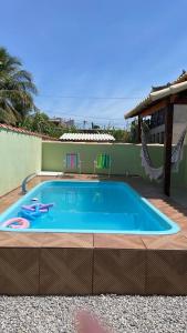 una piscina en medio de un patio en Casa Unamar en Cabo Frío