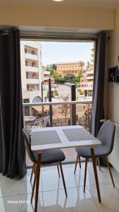einen Tisch und Stühle in einem Zimmer mit Fenster in der Unterkunft Cosy Studio 200 m from Nice Beach & Promenade des Anglais in Nizza
