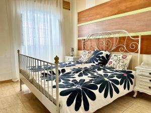 1 dormitorio con 1 cama con edredón blanco y negro en Casa Estrada Coastal Haven en Caleta de Interián