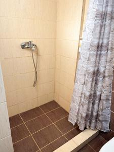 eine Dusche mit Duschvorhang im Bad in der Unterkunft Your Home in Argalasti in Argalasti