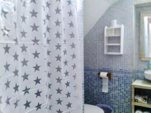 a bathroom with a shower curtain with stars on it at Apartamento en el corazón de la Medina in Tetouan