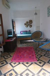 a living room with a couch and a pink rug at Apartamento en el corazón de la Medina in Tetouan