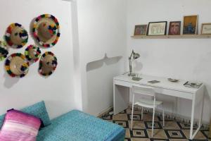a room with a desk and a table and a chair at Apartamento en el corazón de la Medina in Tetouan