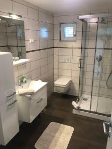 een badkamer met een douche, een wastafel en een toilet bij Villa Rudy Holiday Home in Njivice