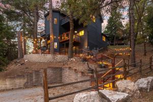 Gallery image of Two Wolves Spacious Haven with 3 fireplaces and 4 decks in Lake Arrowhead
