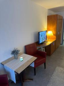 Habitación con mesa, silla y escritorio. en Seeblick 210, en Hahnenklee-Bockswiese