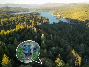 Gallery image of Two Wolves Spacious Haven with 3 fireplaces and 4 decks in Lake Arrowhead
