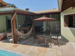 Πισίνα στο ή κοντά στο CASA ACONCHEGANTE TEMPORA CARAGUATATUBA